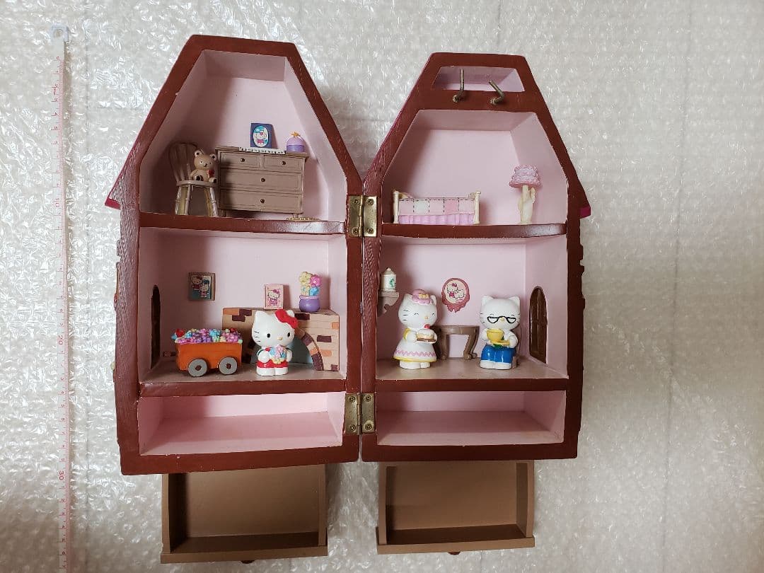 ハローキティ（キティのおうち 2005年製陶器）になります。