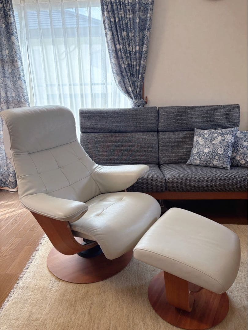 ま*う様 カリモク ザ・ファースト リクライニングチェア オットマン付