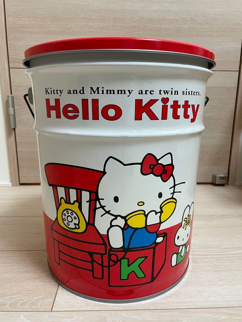 ハローキティ　ブリキ製フタ付缶