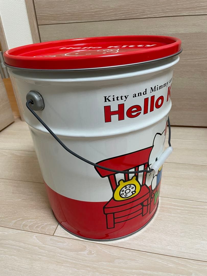 ハローキティ　ブリキ製フタ付缶