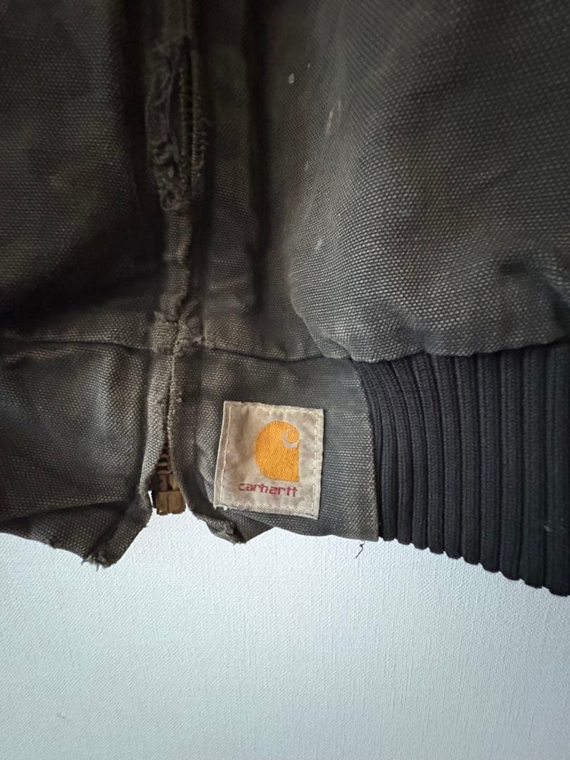 Carhartt 黒いジャンパー