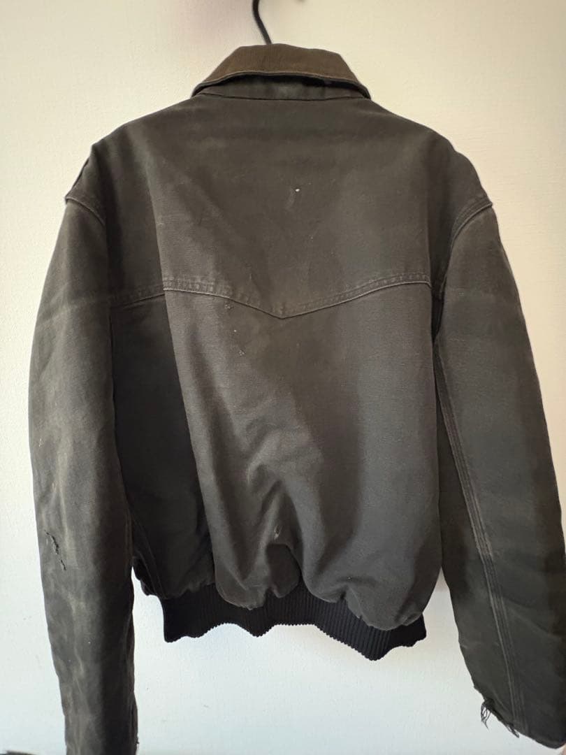 Carhartt 黒いジャンパー