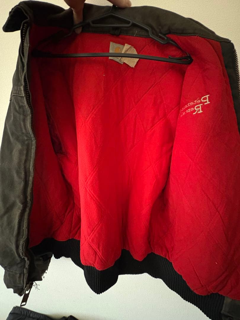 Carhartt 黒いジャンパー