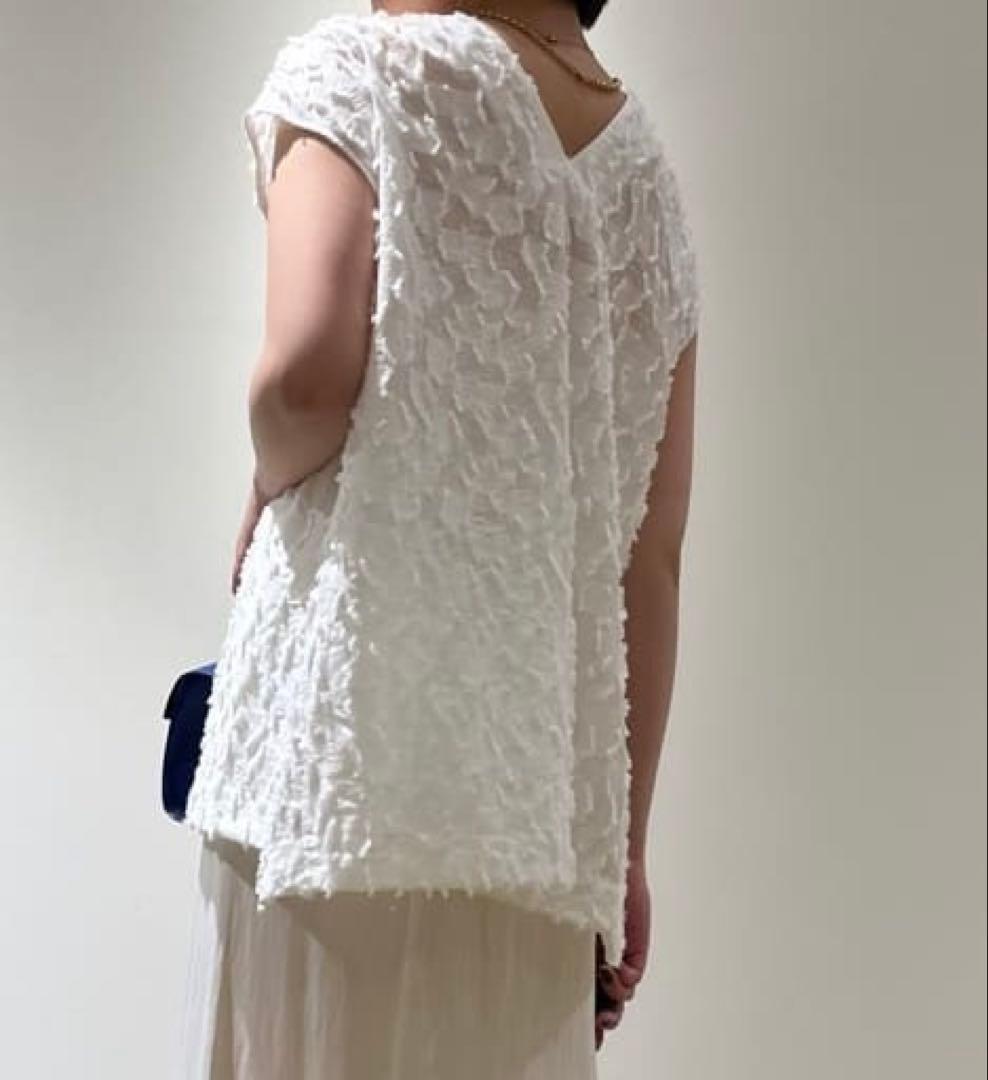 【新品】トゥモローランド・シアーカットジャカード Vネックブラウス