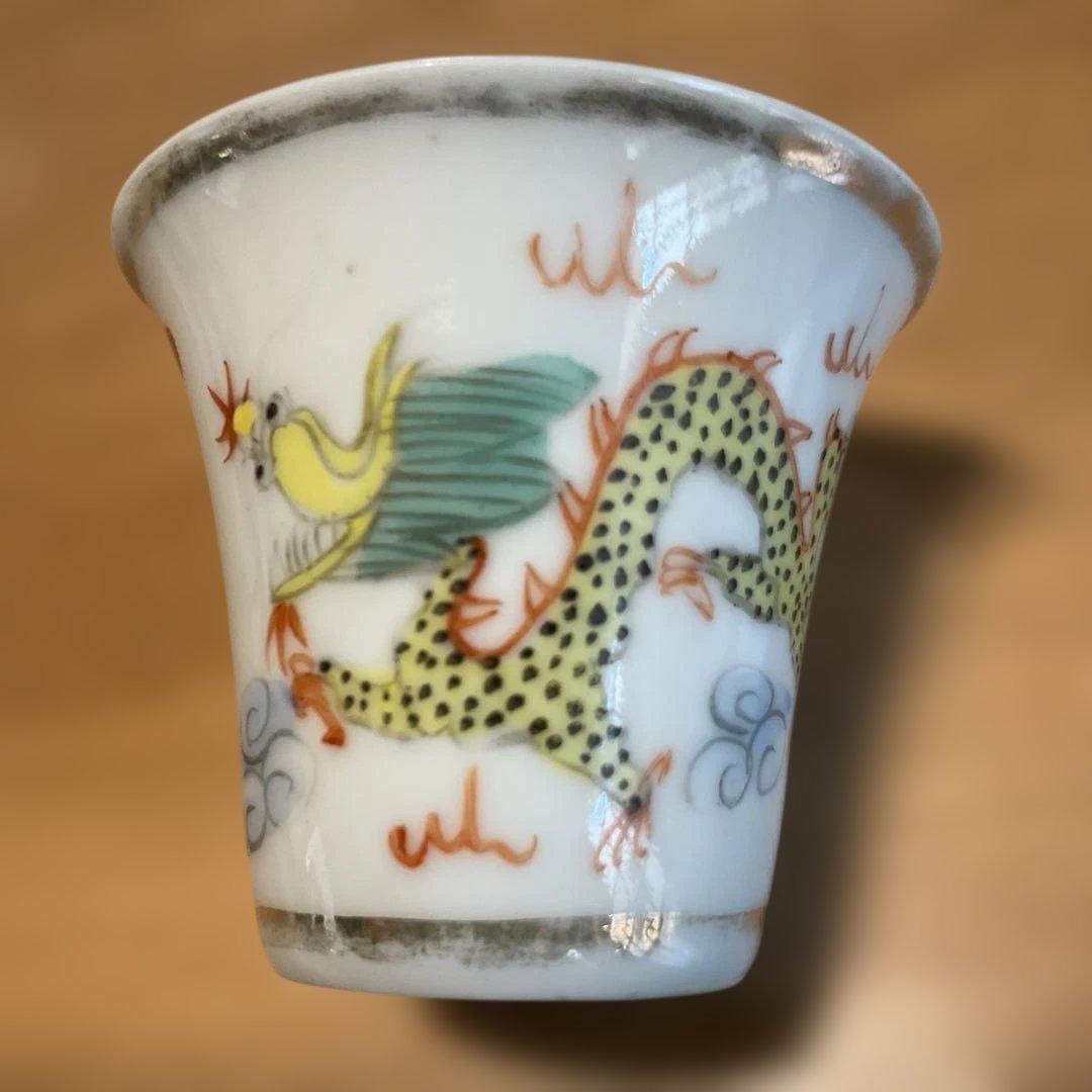 ドラゴンと鳥の絵柄の陶器カップ