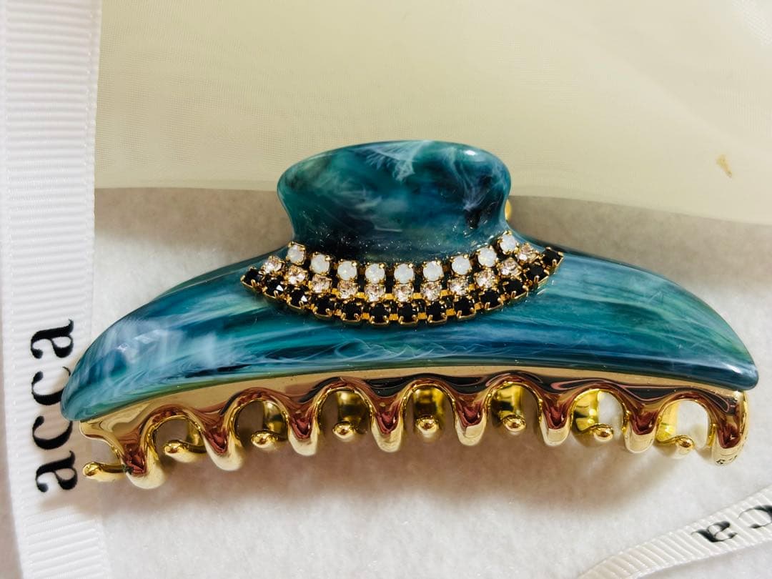 【極美品】アッカ acca クリップ スワロフスキー 三連　マーブル 青緑