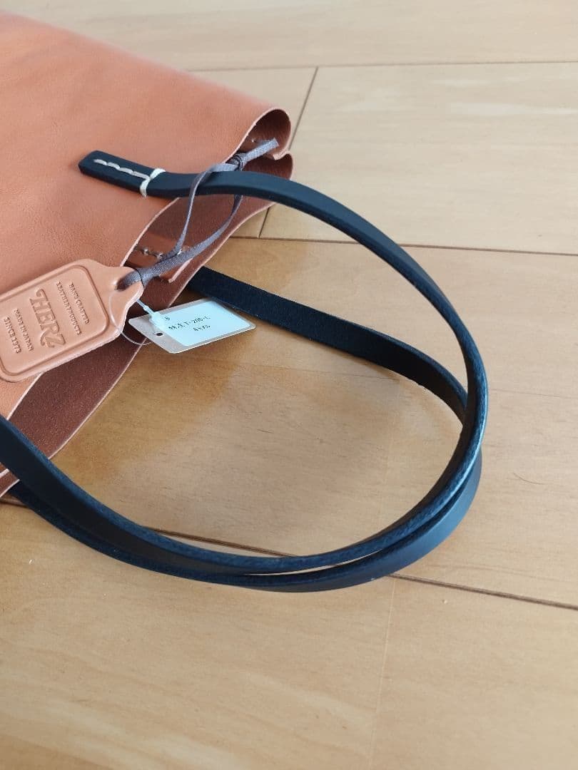 【新品未使用】HERZ ソフト革のトートバッグ・縦型 T-205 キャメル