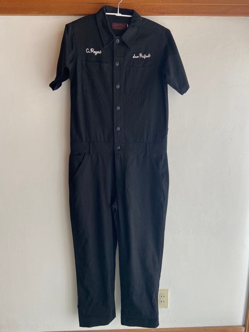 黒い刺繍入りツナギ