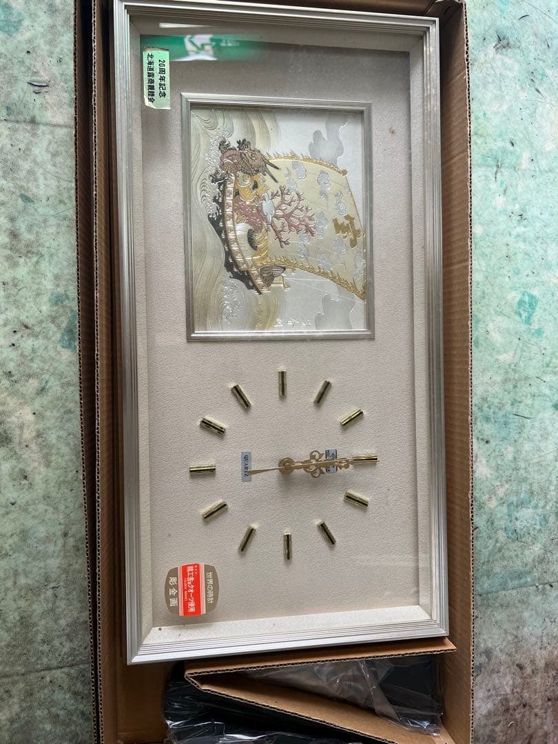 装飾アート付き金色壁掛け時計