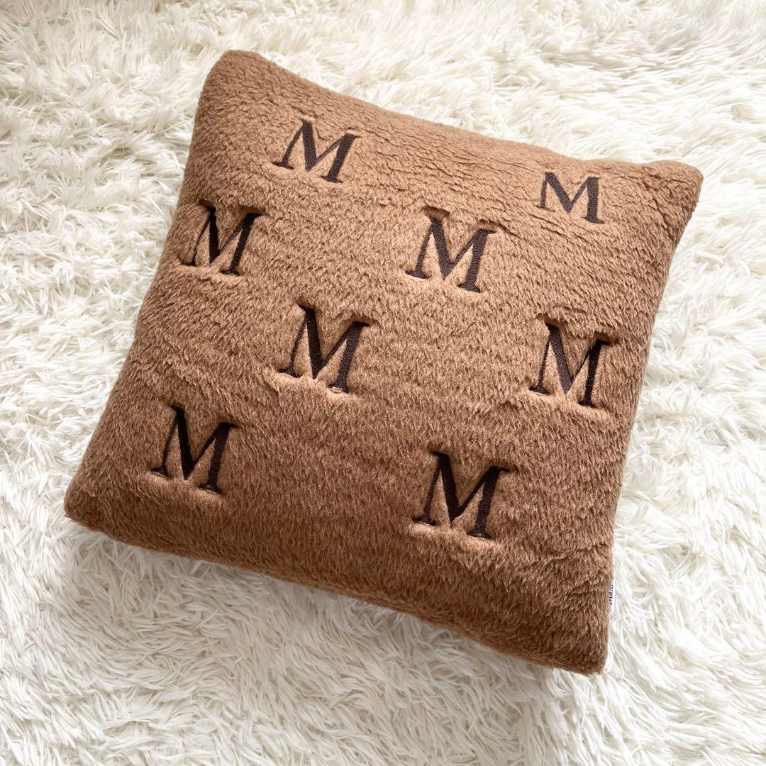 マックスマーラ　クッション　M字ロゴ　刺繍　モノグラム　ブラウン　茶色　キャメル