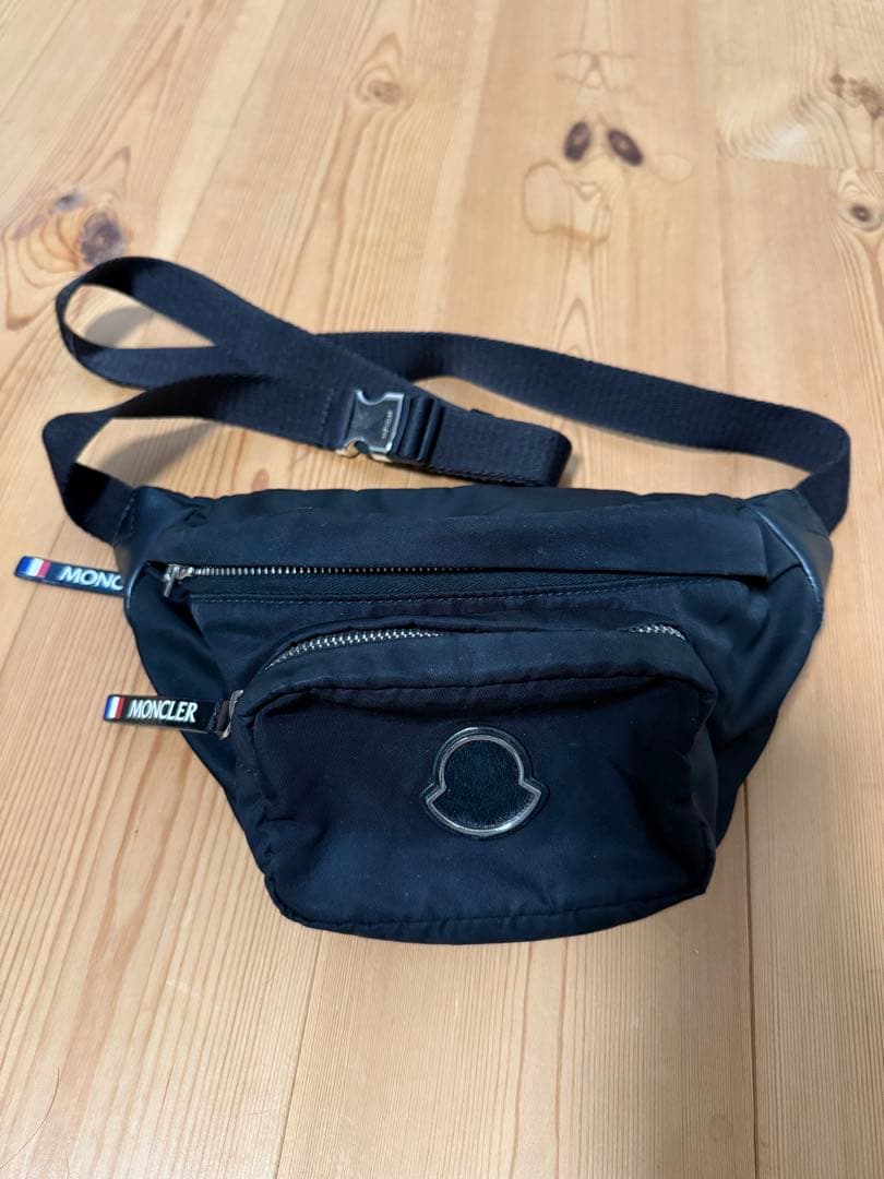 MONCLERモンクレール　ボディバッグ