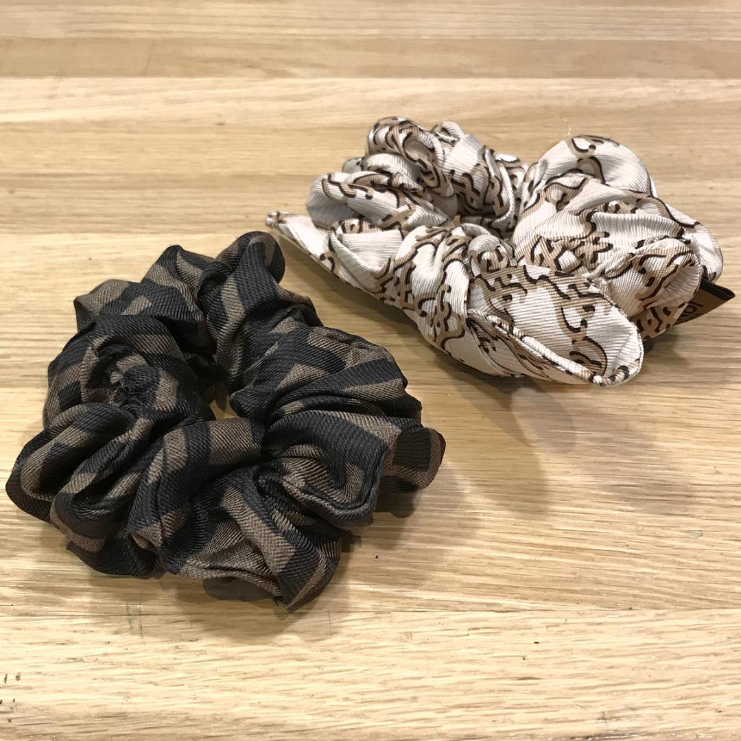 yuki様の 超美品 フェンディ FF柄 FFカーリグラフィ シュシュ 2個セッ