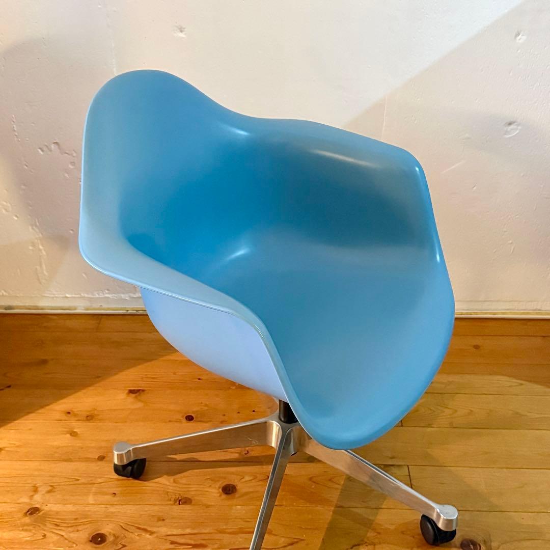 Vitra イームズ アームシェルチェア　４キャスターベース 昇降機能付き