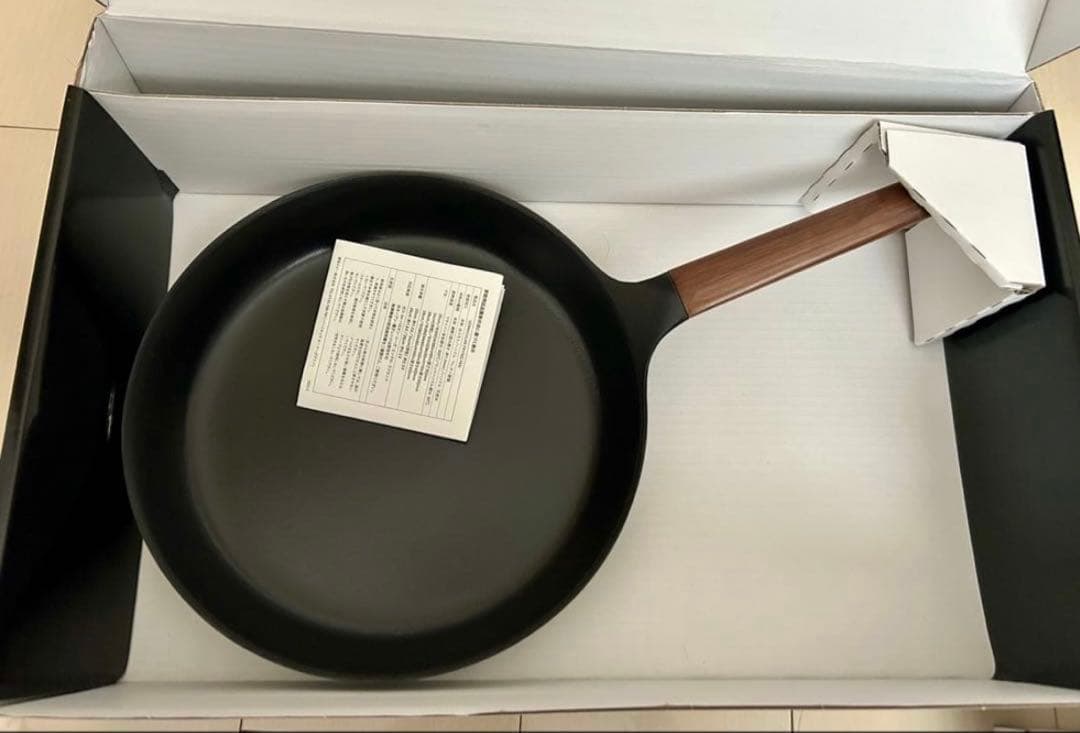 【新品・未使用】バーミキュラフライパン 28㎝ メルセデスベンツ専用リッド蓋付