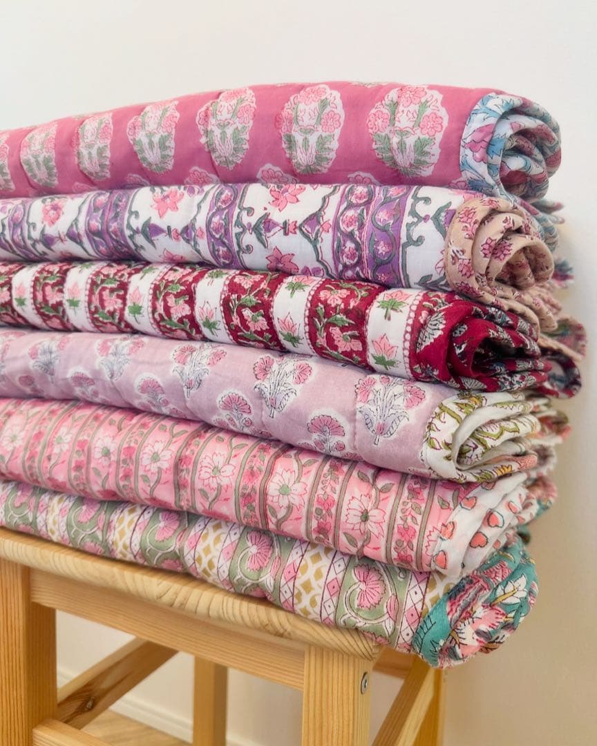 ブロックプリント　うねうねキルトブランケット　ピンク×水色　ハート