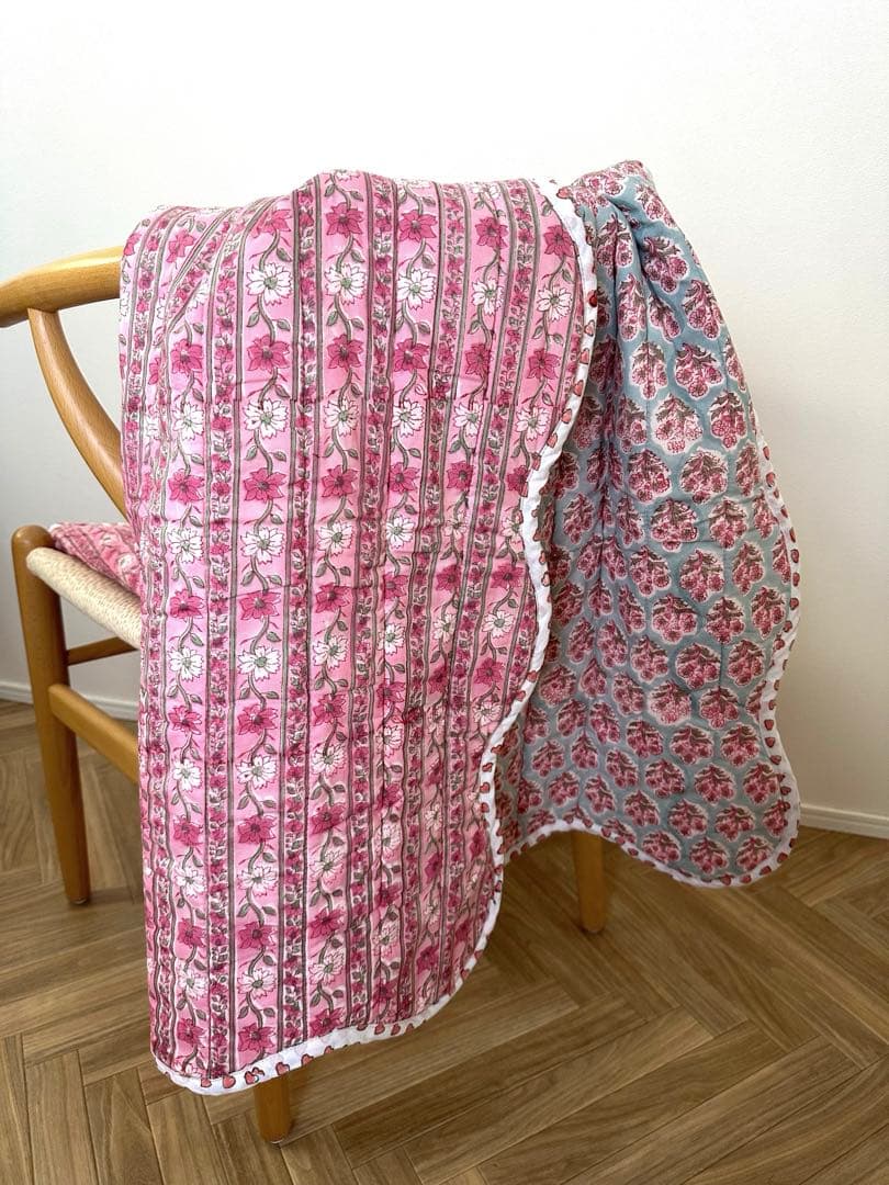 ブロックプリント　うねうねキルトブランケット　ピンク×水色　ハート
