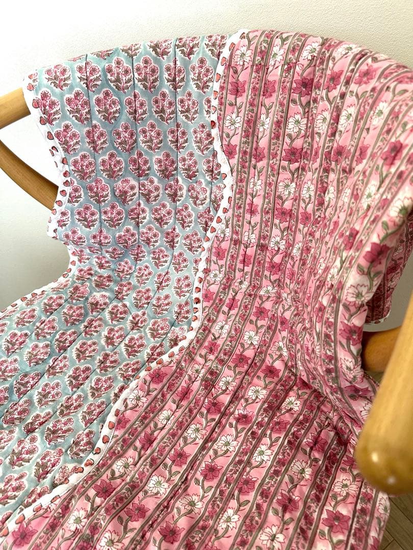 ブロックプリント　うねうねキルトブランケット　ピンク×水色　ハート