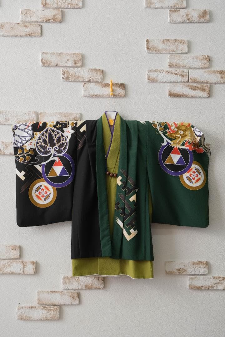 5歳男の子　七五三　緑と黒の伝統的な着物