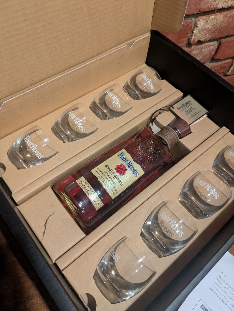 Four Roses バーボンウイスキーとグラスセット
