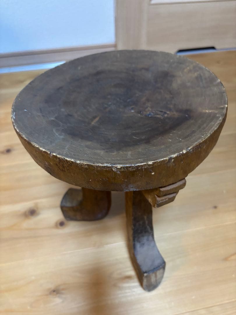 木製円形スツール 三本脚 アフリカ 丸太成形