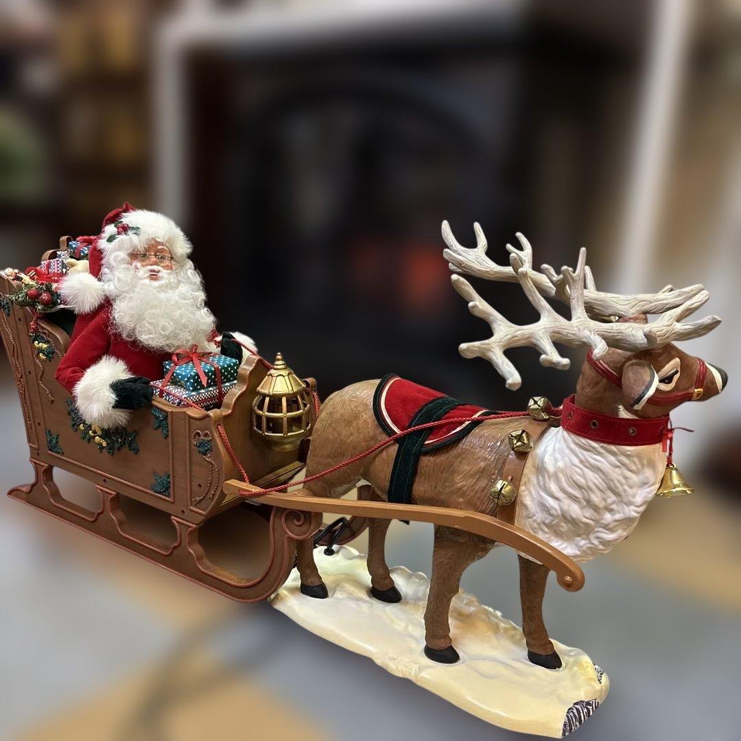 トナカイさんが引くソリに乗ったサンタさん