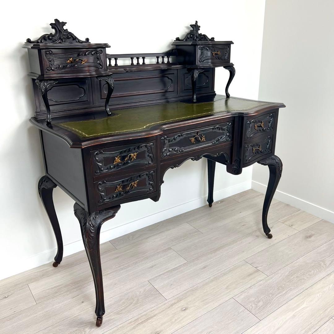 ビクトリアンデスク　ヨーロッパアンティーク家具　　猫脚　彫刻　英国　イギリス