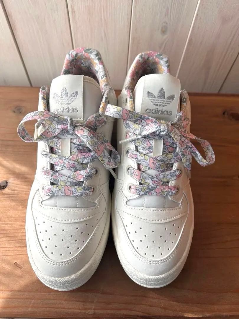 adidas リバティ スニーカー ホワイト花柄