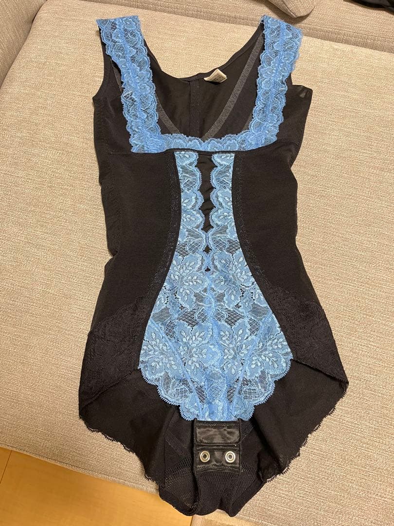 【値下げ】【美品】グラントイーワンズ　ララドール(袖なしボディスーツ)