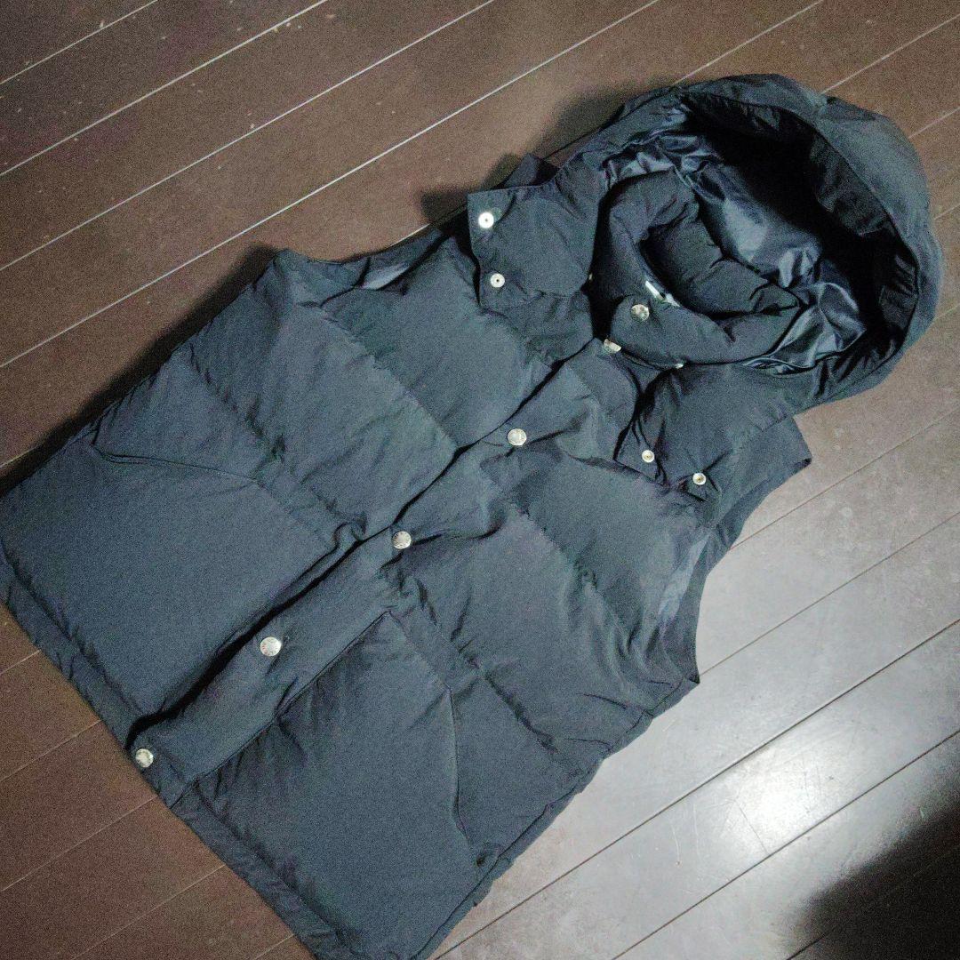 ブラック フード付きダウンベスト