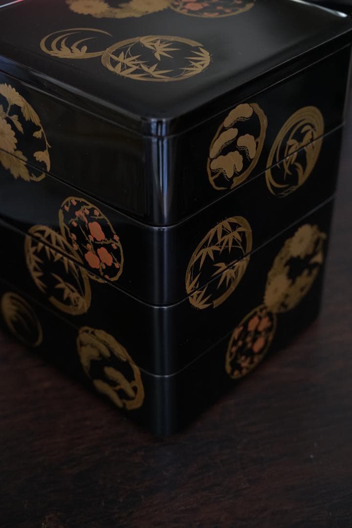 輪島塗　花の丸蒔絵　四段重　重台つき