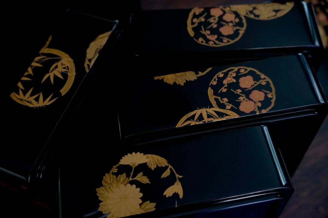 輪島塗　花の丸蒔絵　四段重　重台つき