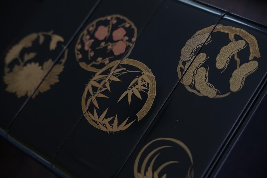 輪島塗　花の丸蒔絵　四段重　重台つき