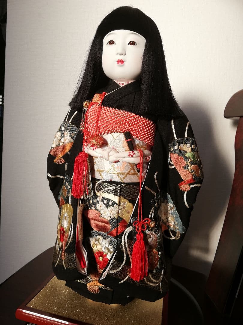 値下げ実施!「希少品」手刺繍　市松人形 　黒い衣装 扇子刺繍