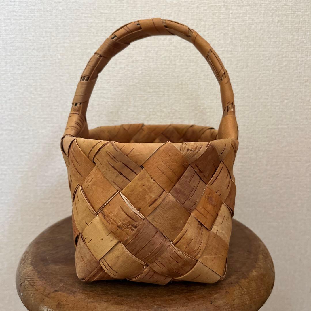 白樺の小さなかご