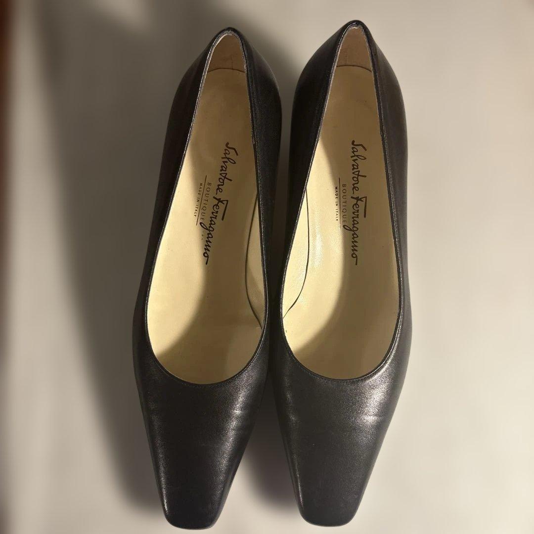 Salvatore Ferragamo ブラックパンプス 中ヒール