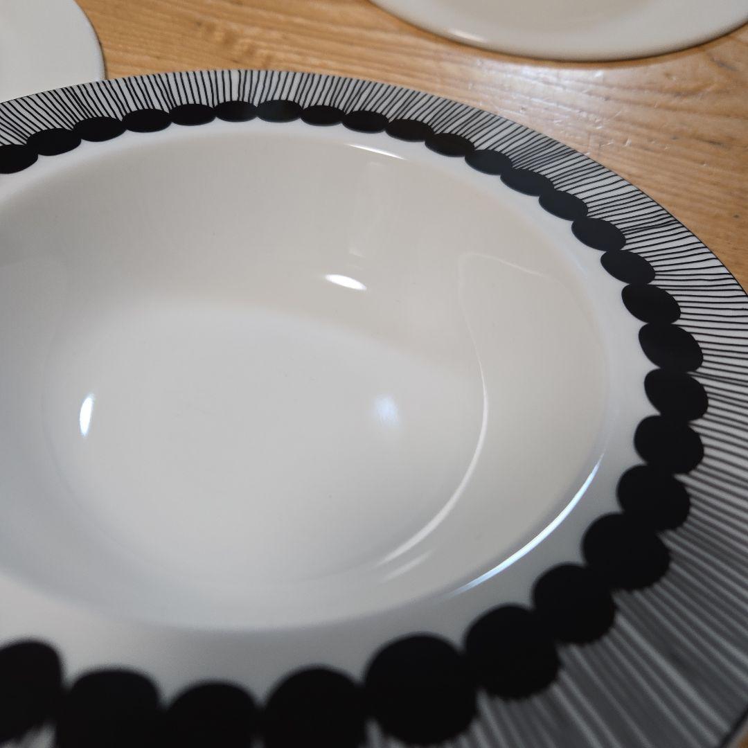 【極美品】Marimekkoシイルトラプータルハ　　プレート20cm　4枚セット