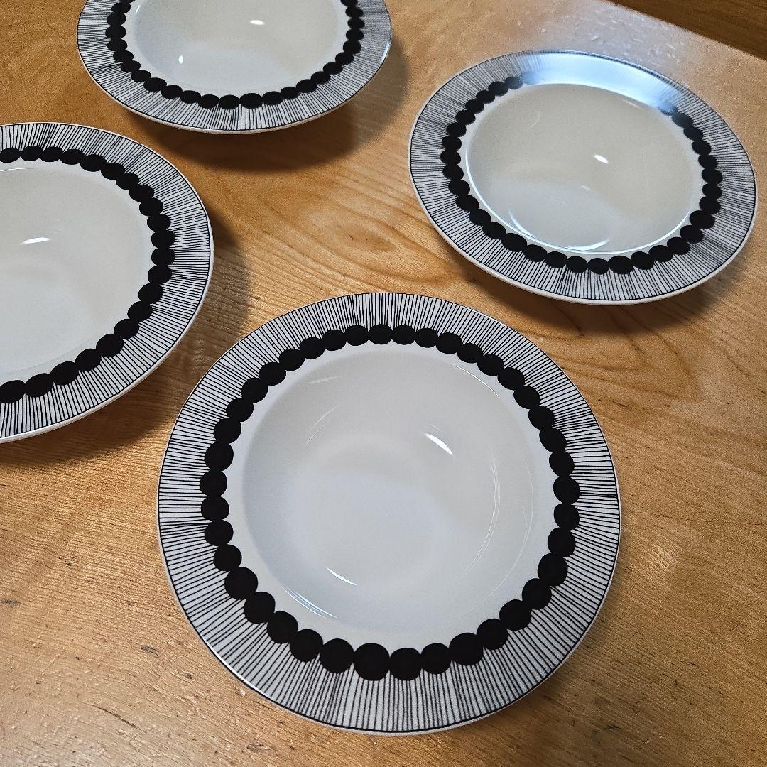 【極美品】Marimekkoシイルトラプータルハ　　プレート20cm　4枚セット