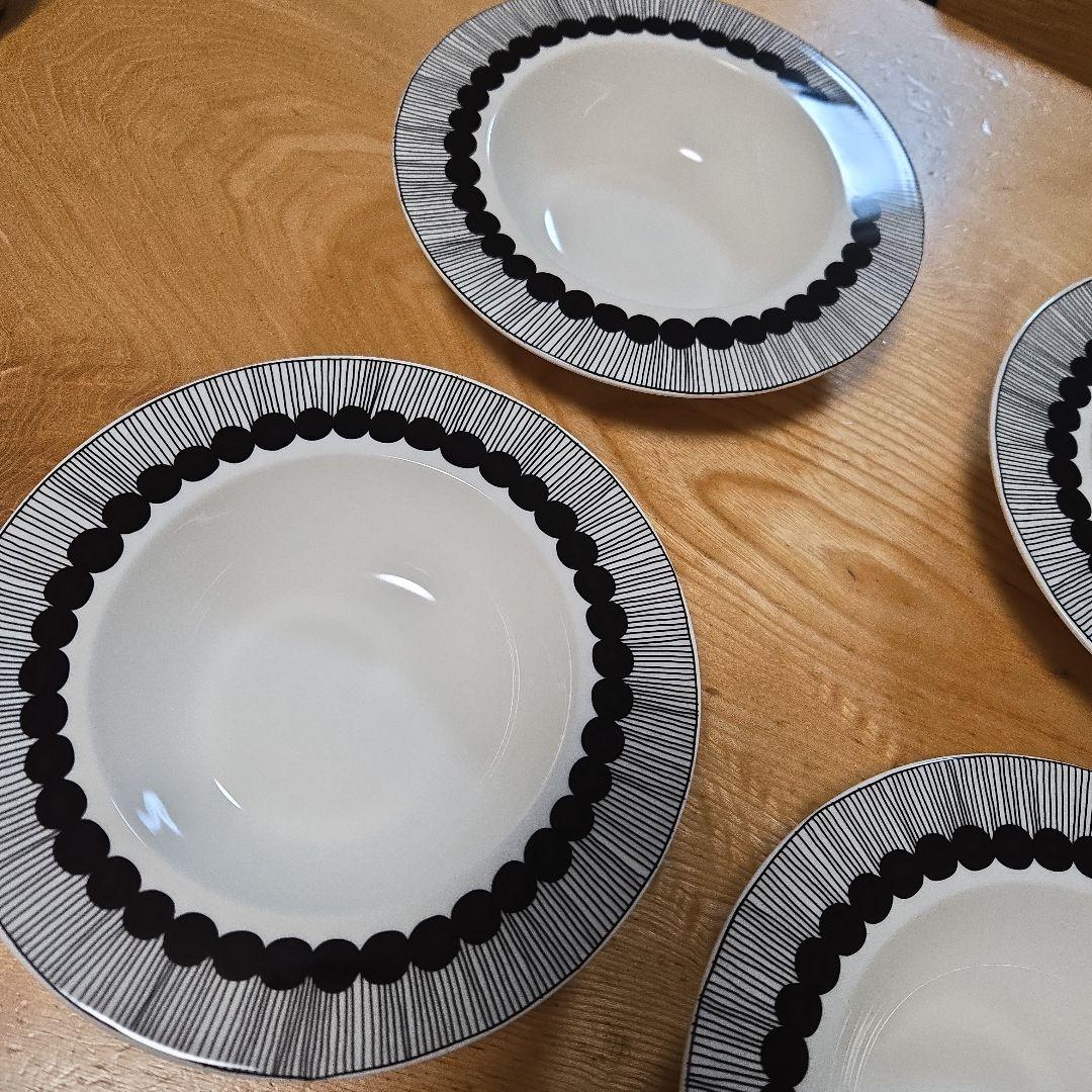 【極美品】Marimekkoシイルトラプータルハ　　プレート20cm　4枚セット