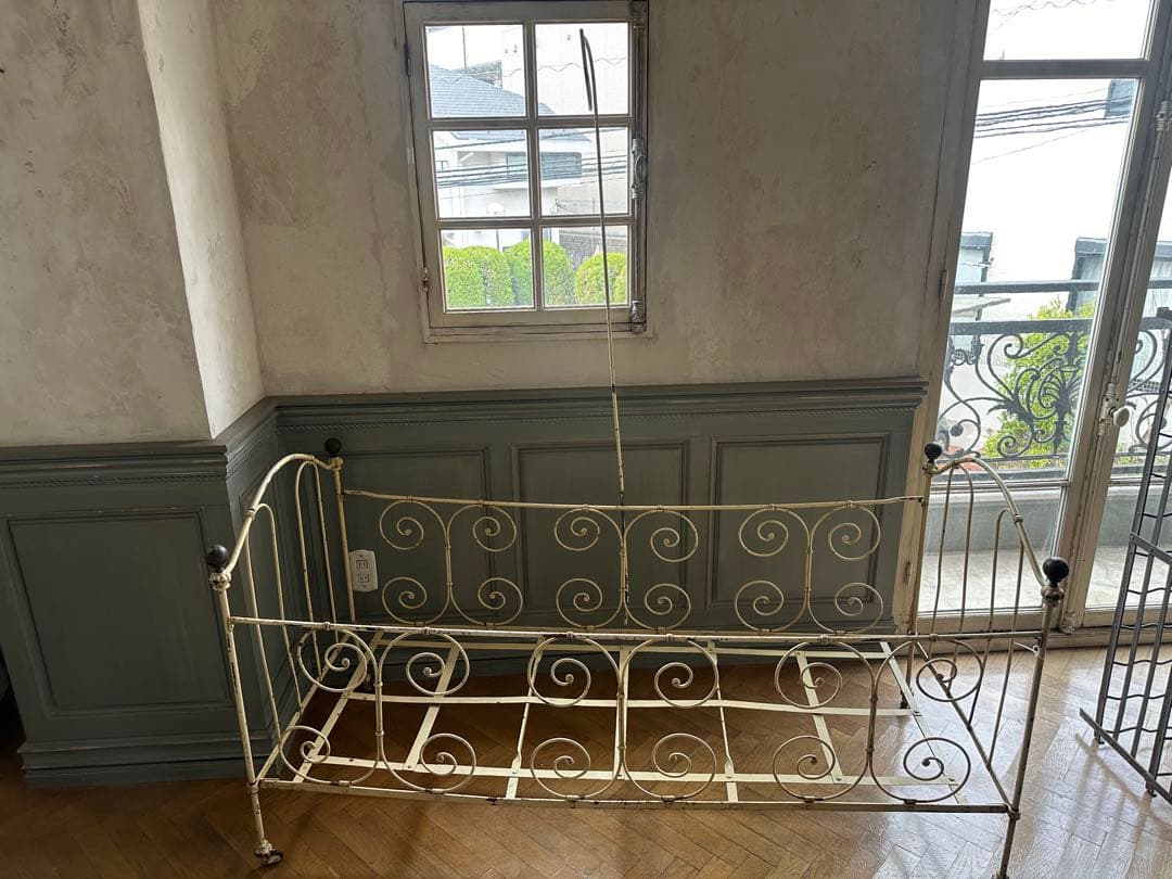 【蚤の市】ベビーベット　アイアン製クリーム色ベッドフレーム　フランス