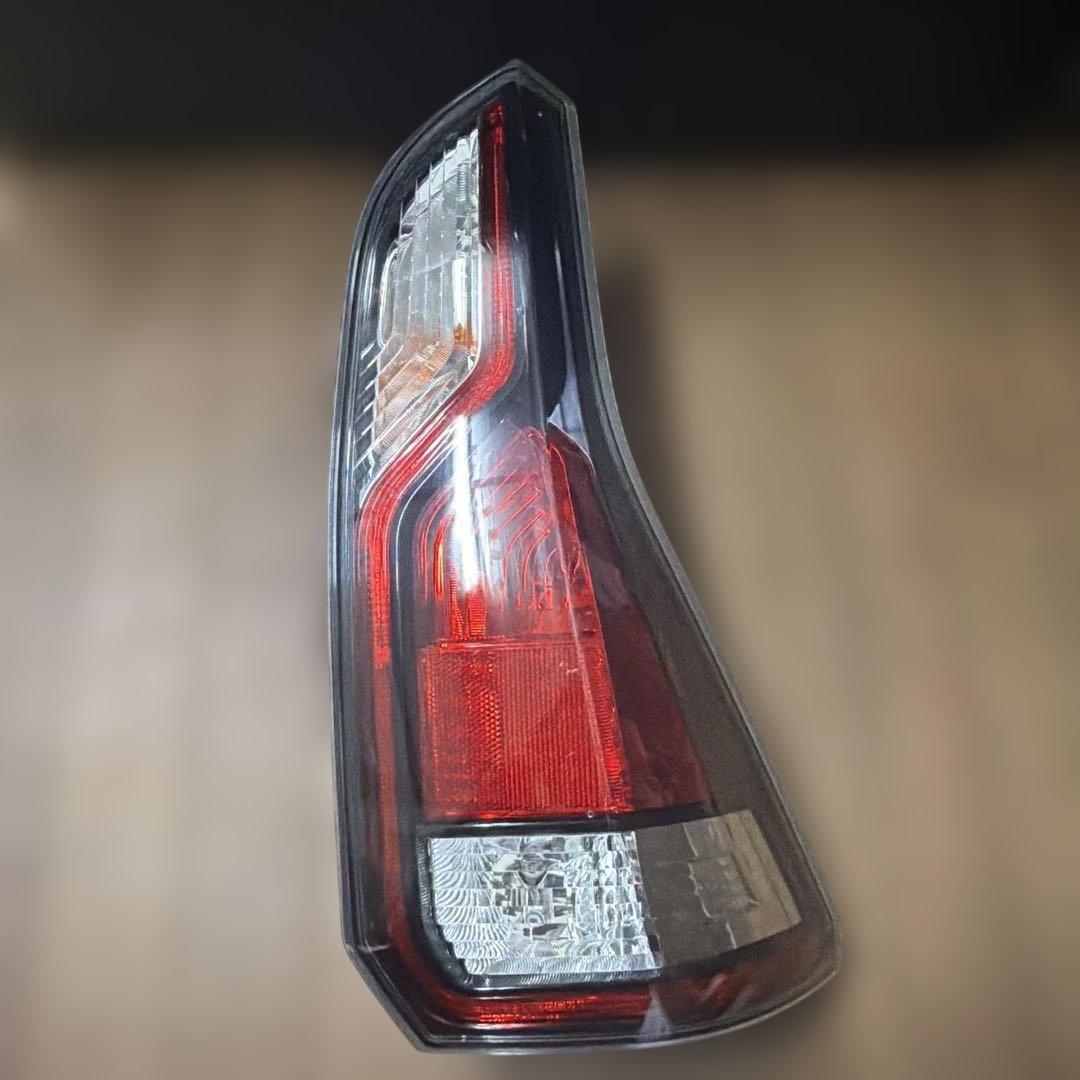 平成28年☆DBA-C27 日産 セレナ 右 テールランプ