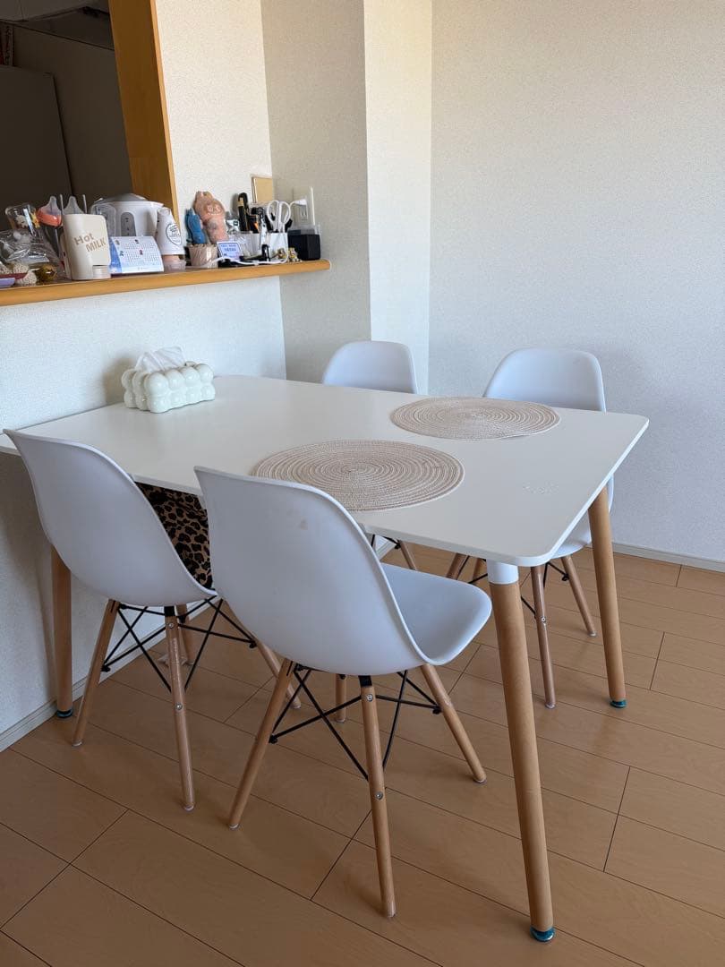 ホワイトダイニングテーブルと椅子4脚セット