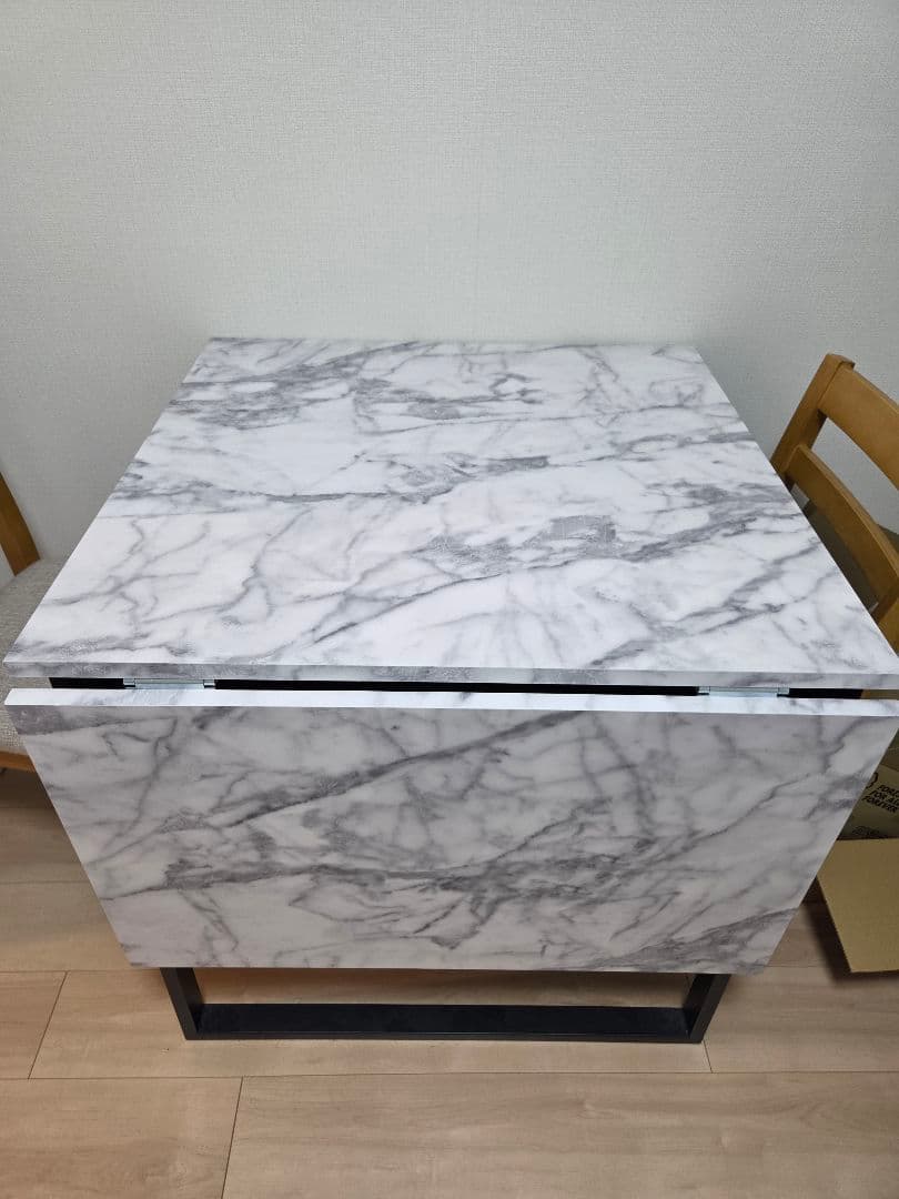 伸縮ダイニングテーブルとダイニングチェアセット