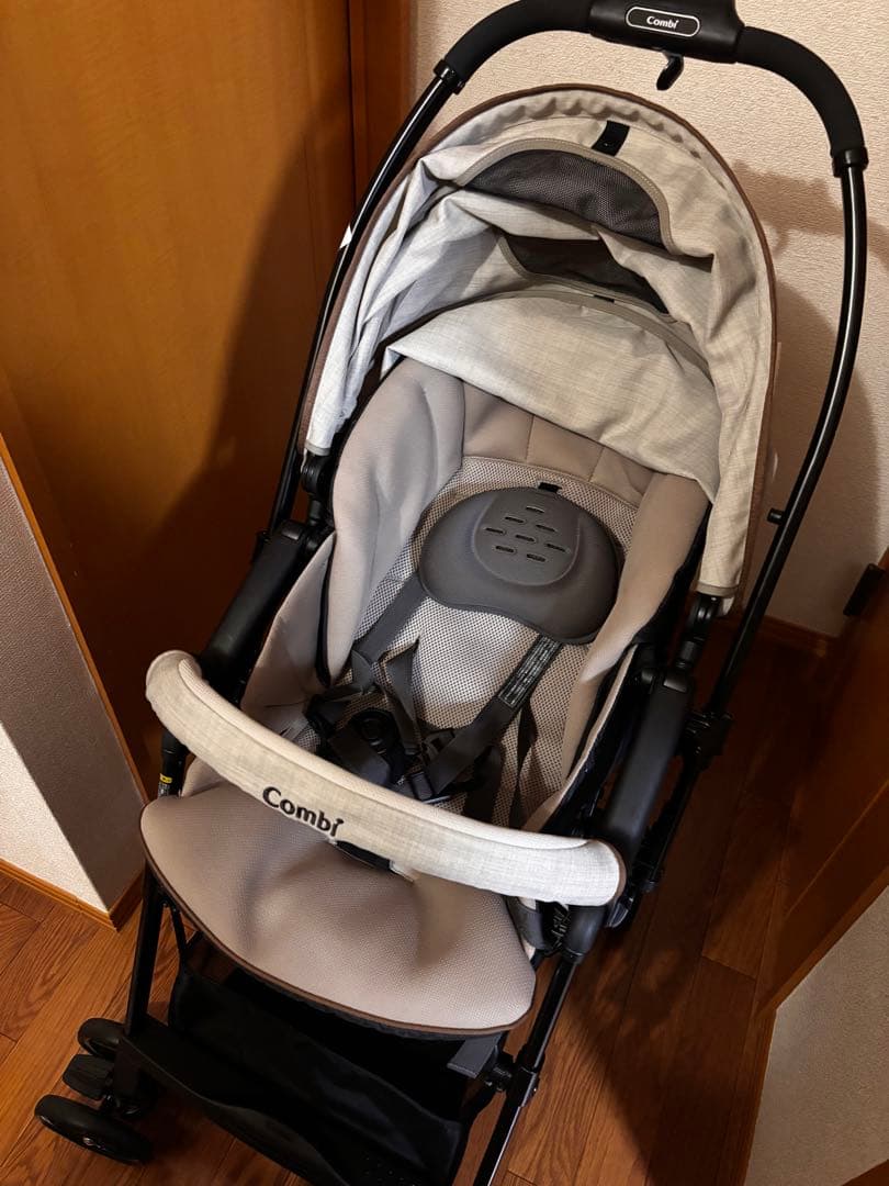 Combi birthdayコラボのベージュベビーカー