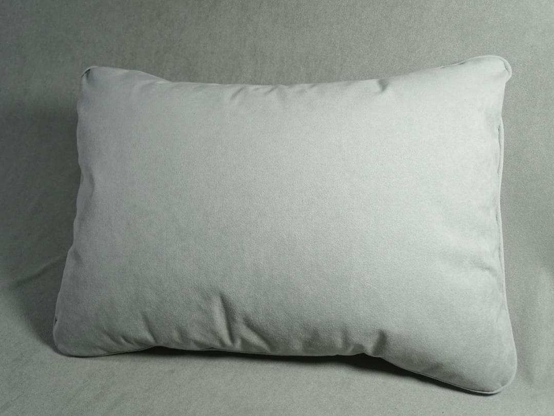 【最強の素材】高級車内装素材のクッション 触ったら戻れない ライトグレー