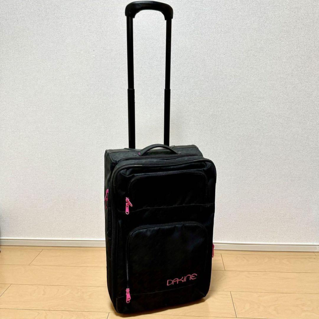 美品 DAKINE キャリーバッグ スーツケース 旅行バッグ ダカイン 黒ピンク