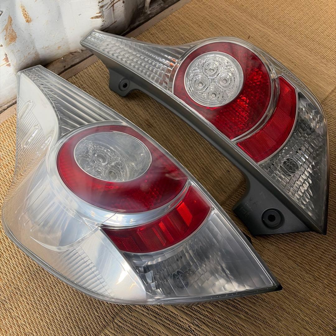 トヨタ アクア 純正 NHP10 左右セット