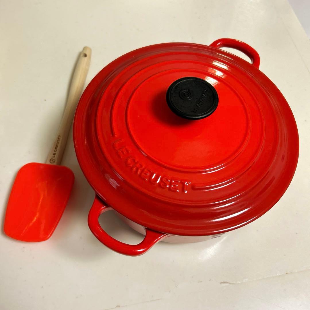 ルクルーゼ　ココットロンド　20cm レッド　ヘラのセット