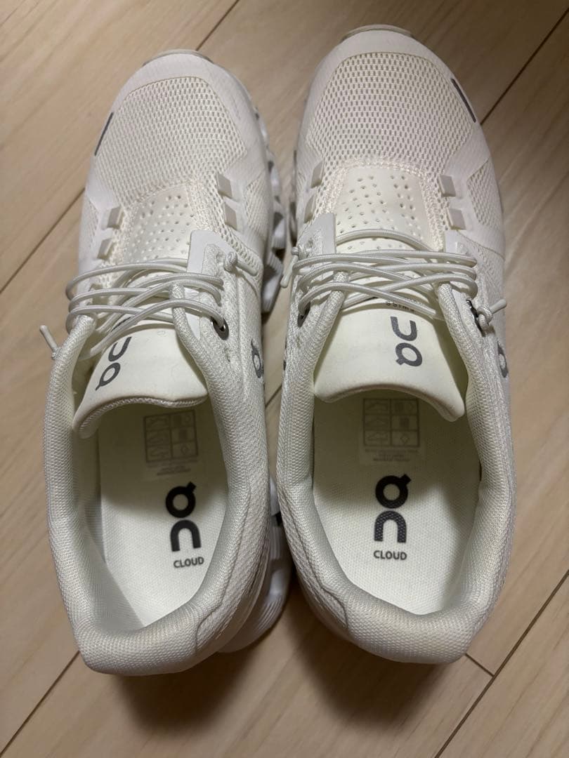 On Cloud ホワイト スニーカー