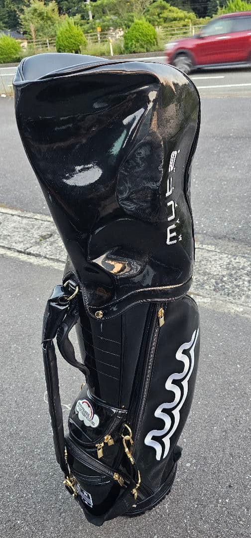 黒いロゴ入りキャディバッグ